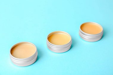 Dudak balms renk arka plan, closeup üzerinde