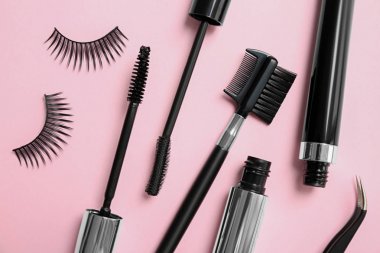 Renk arkaplanında takma kirpikli kompozisyon