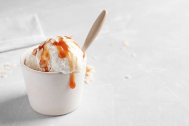 Açık renkli karamelli dondurma ile kase