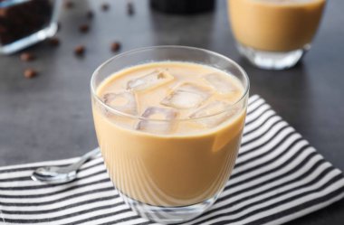 Cam soğuk bira kahve ve süt masada