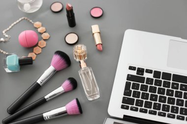 Makyaj ürünleri, kadın ve masa üstünde laptop için