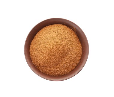 Aromatik beyaz arka plan üzerinde toz tarçın ile kase