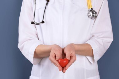 Küçük kalp, closeup tutan doktor. Kalp krizi önlemek