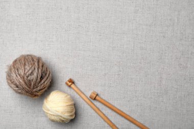Örgü konuları ve iğneler kumaş, üstten görünüm