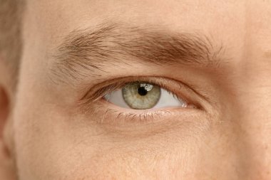 Genç adam, closeup göz. Göz doktoru ziyaret
