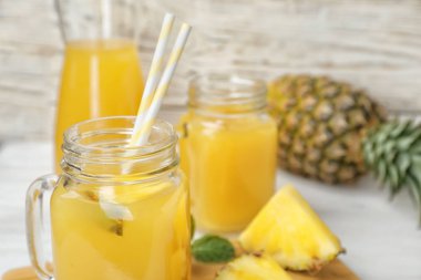 Mason kavanoz masada lezzetli ananas suyu ile