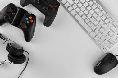 Gamepads, fare, kulaklık ve klavye masada