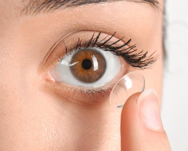 Genç kadının gözüne closeup Kontakt lens koyarak