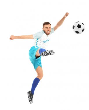 Genç adam beyaz arka planda futbol oynuyor.