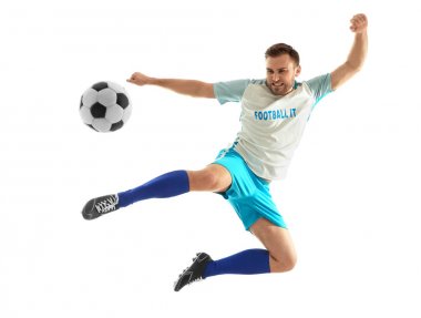 Genç adam beyaz arka planda futbol oynuyor.