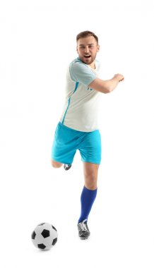 Genç adam beyaz arka planda futbol oynuyor.