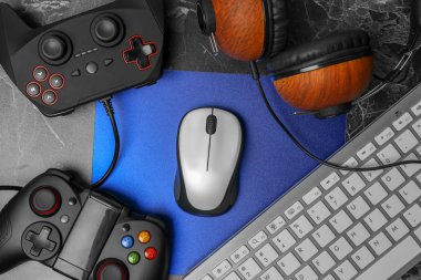 Gamepads, fare, kulaklık ve klavye masada