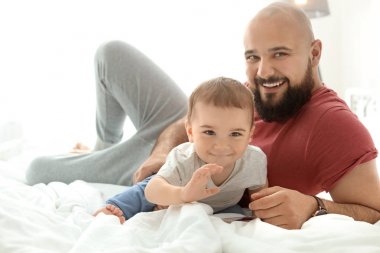 Baba ve küçük oğlu evde birlikte vakit