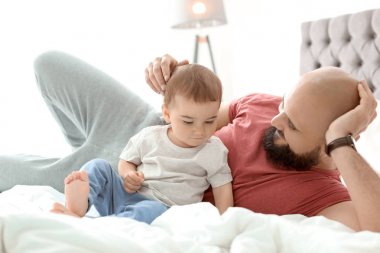 Baba ve küçük oğlu evde birlikte vakit