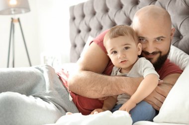Baba ve küçük oğlu evde birlikte vakit