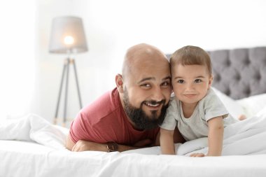 Baba ve küçük oğlu evde birlikte vakit
