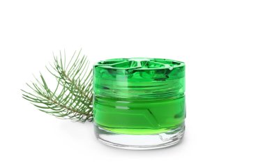 Beyaz arka plan aromatik hava temizleyici ve köknar dallarında