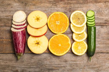 Düz gökkuşağı kompozisyon taze sebze ve meyve ahşap zemin üzerinde yatıyordu