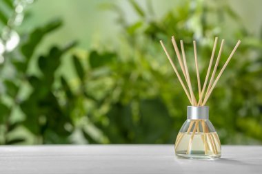 Tablo arka plan bulanık karşı aromatik reed temizleyici