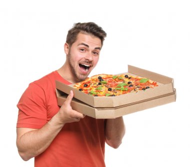 Beyaz zemin üzerine lezzetli pizza ile çekici bir genç adam