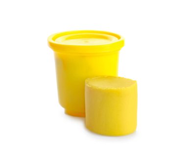 Renkli oyun hamuru ve beyaz arka plan üzerinde konteyner