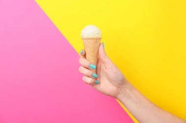 Nefis tutan kadın renk arka plan üzerinde dondurma. Yandan odaklanmak