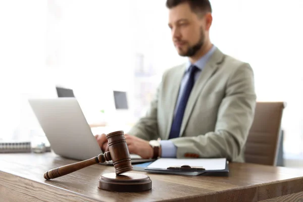 Gavel sul tavolo e avvocato che lavora con il computer portatile in ufficio — Foto Stock