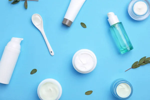 Flache Zusammensetzung mit kosmetischen Produkten auf farbigem Hintergrund — Stockfoto