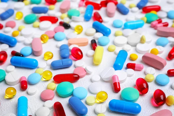 Różne tabletki i kapsułki na białym tle — Zdjęcie stockowe