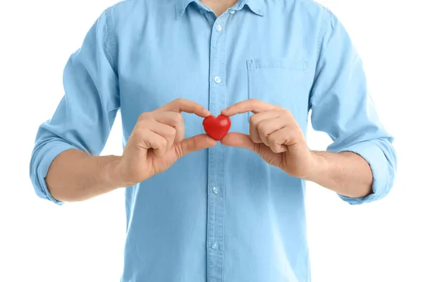Man met kleine rood hart op een witte achtergrond. Hartaanval concept — Stockfoto