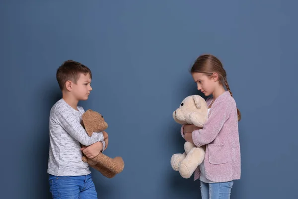 Fratello litigando con sorella su sfondo di colore — Foto Stock