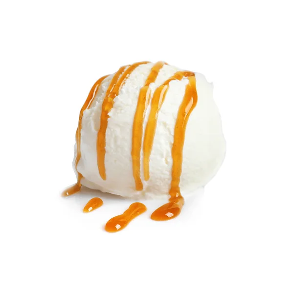 Смачний морозиво з карамельним соусом на білому тлі — стокове фото