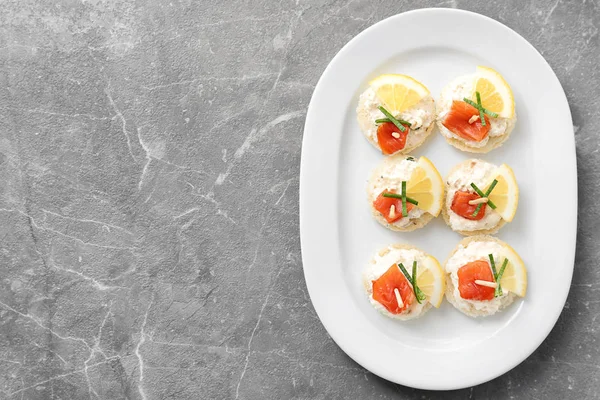Tartine con filetto di salmone affettato fresco in tavola, vista dall'alto — Foto Stock