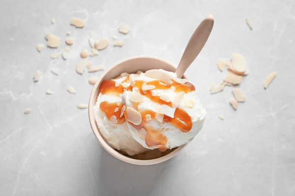 Ciotola con gelato al caramello su fondo chiaro — Foto Stock