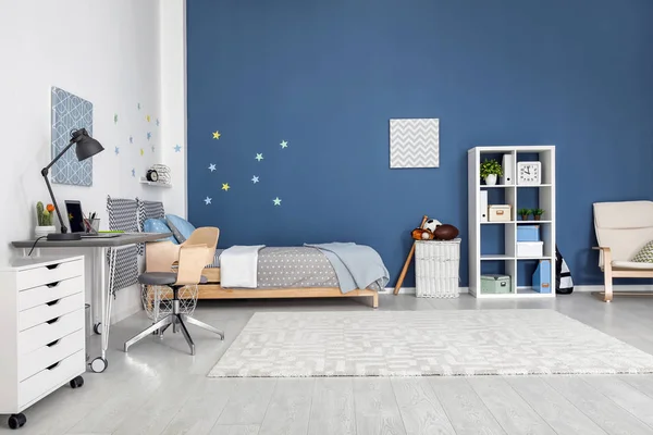 Moderno interno camera bambino con comodo letto e scrivania — Foto Stock
