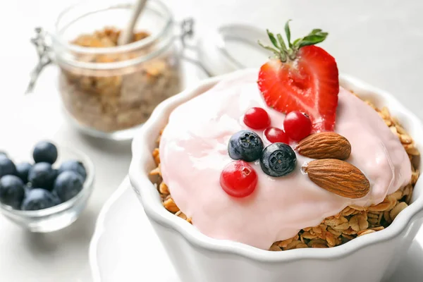 Schüssel mit Joghurt, Beeren und Müsli auf dem Tisch, Nahaufnahme — Stockfoto