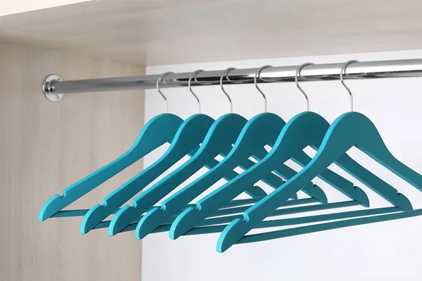 Kleiderbügel auf Metallschiene im Kleiderschrank — Stockfoto