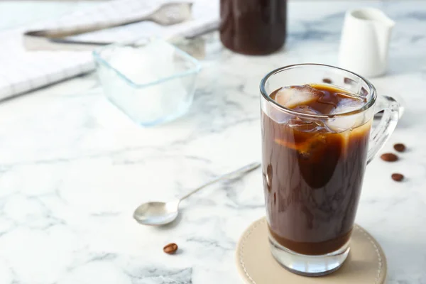 Coupe en verre avec café infusé à froid sur fond clair — Photo