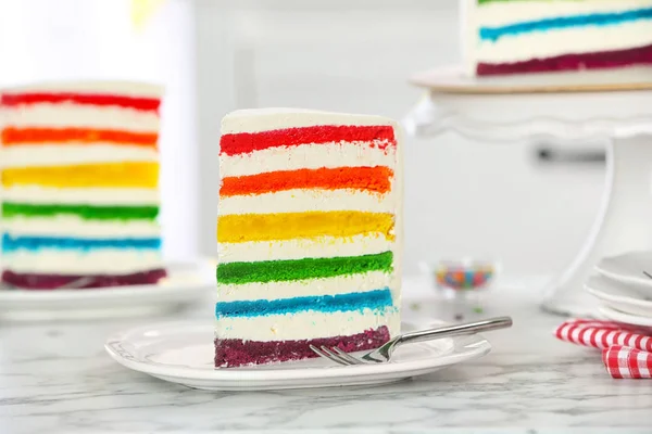 Delicioso pastel de arco iris para la fiesta en la mesa — Foto de Stock