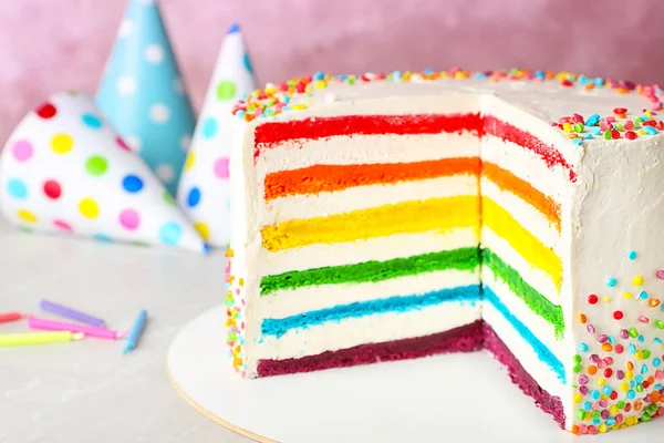 Delicioso pastel de arco iris para la fiesta en la mesa —  Fotos de Stock