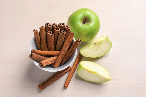 Verse appels en kaneelstokjes op tafel — Stockfoto