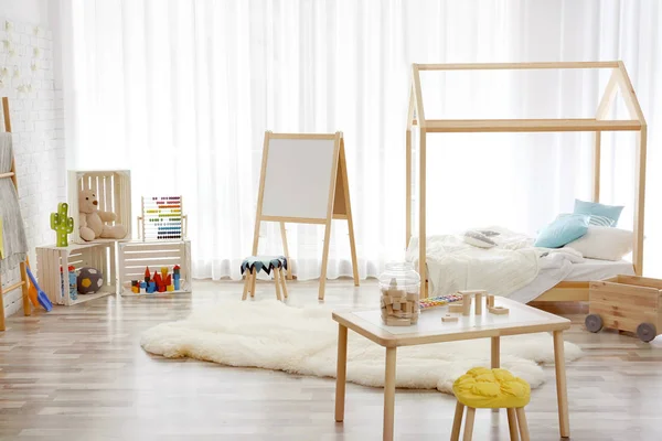 Современный интерьер детской комнаты. Идея для домашнего дизайна — стоковое фото