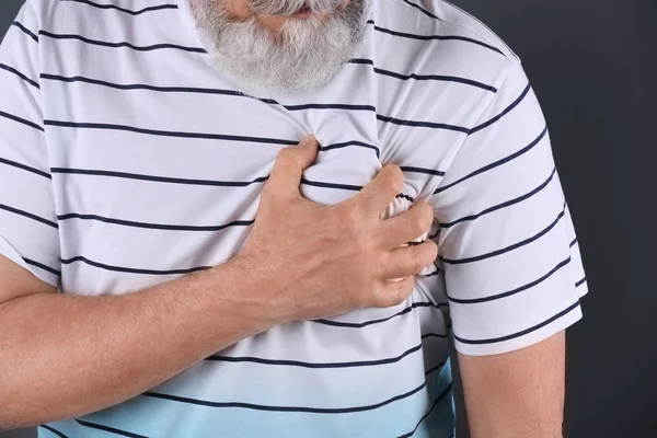 Hombre maduro teniendo un ataque al corazón, primer plano —  Fotos de Stock