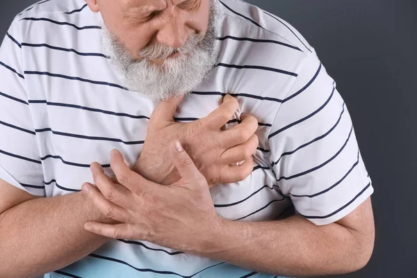 Hombre maduro teniendo un ataque al corazón, primer plano — Foto de Stock