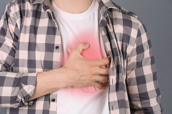 Genç adam kalp krizi, portre — Stok fotoğraf