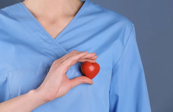 Docteur avec un petit cœur, gros plan. Prévenir les crises cardiaques — Photo