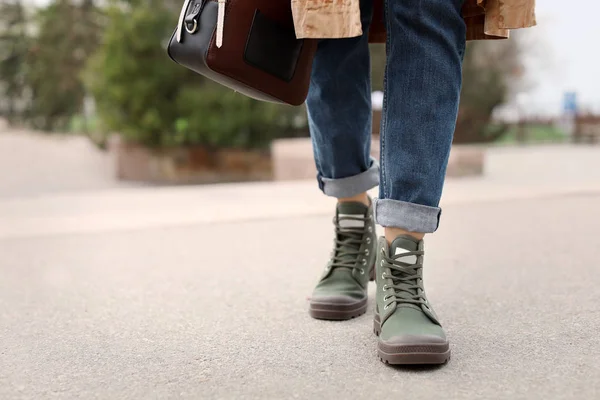 Mujer joven en zapatos casuales cómodos caminando por la calle — Foto de Stock