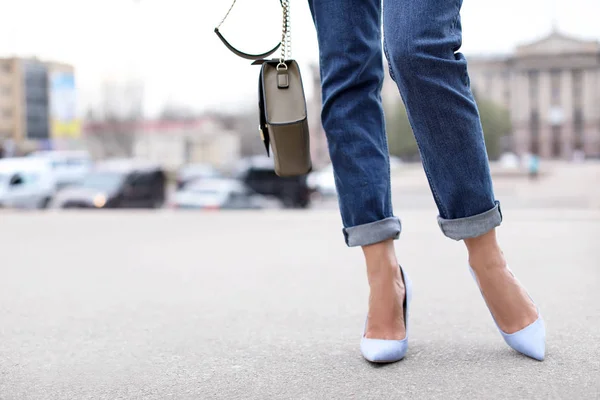 Jovem mulher em sapatos elegantes andando na rua — Fotografia de Stock