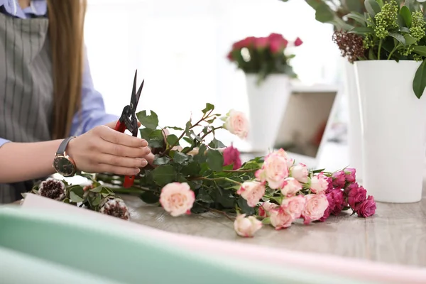 Floristería femenina haciendo hermoso ramo en la tienda de flores, primer plano —  Fotos de Stock