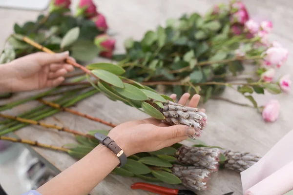 Kobiece Kwiaciarnia Dokonywanie piękny bukiet w kwiaciarni, zbliżenie — Zdjęcie stockowe
